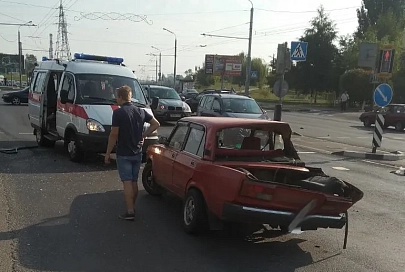 В Гомеле на улице Ефремова «Жигули» вылетели на тротуар и сбили двух женщин. Они госпитализированы 